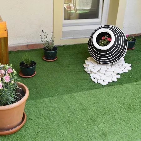 Διαμέρισμα Little Yard & #2